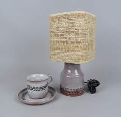 Céramique : lampe avec abat-jour et tasse en terre cuite émaillée de DOUR signés au dos BATAILLE Marie-Henriette