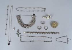 Bijou : Lot de bijoux en argent (bracelets (1acc) , broches , bagues , pendentifs , colliers)