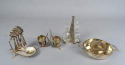 Argenterie : objets en métal argenté : présentoir à caviar , set pour huitres , huilier vinaigrier et Sel et poivre