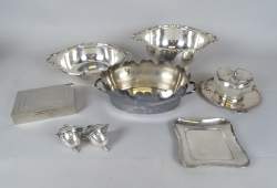 Argenterie : (8) divers objet en métal argenté : 2 coupes WISKEMANN , rafraichissoir , pot couvert a/ présentoir , boîte à cartes , petit plat et divers