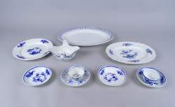 Céramique: (10) porcelaine de Tournai: saucière, plat bord chantourné et cotes t