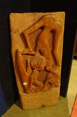 Africain: Planche décorative coloniale sculpté daté 1976 109x52cm