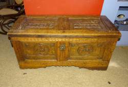 Meuble: coffre de mariage en chêne daté de 1723 Meuble: coffre de mariage en chêne daté de 1723