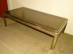 Meuble: table de salon rectangulaire vintage en métal chromé, doré et glace fumé