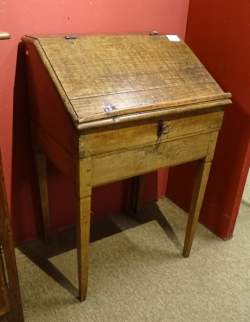 Meuble: scriban/pupitre en chêne fin 18eS 85x61x47cm Meuble: scriban/pupitre en chêne fin 18eS 85x61x47cm
