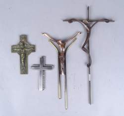 Sculpture (4) Bronze Christ en croix (3) signé NORGA S. H:38,5, signé H:30cm, si