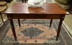 Table de milieu Louis-Philippe en bois teinté merisier avec tiroir 109x61 H:72cm