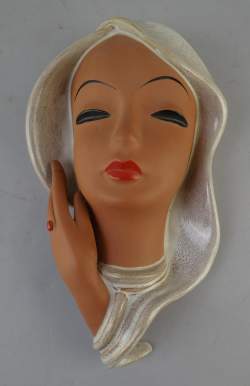 Céramique: Masque en partie émaillé -Jeune femme aux longs cheveux- cachet au do
