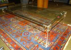Meuble Vintage : table de salon en plexiglas et verre visserie en laiton