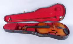 Musique : Violon entier dos 2 parties a/ étiquette copie Stradivarius a/ archet et étui