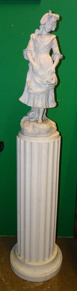 Sculpture en plâtre -Jeune fille- signé LEFEVRE CM n°1424 sur colonne cannelée H