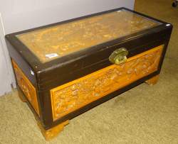 Asiatique: Meuble coffre chinois bois de camphrier sculpté H:40x78x37cm